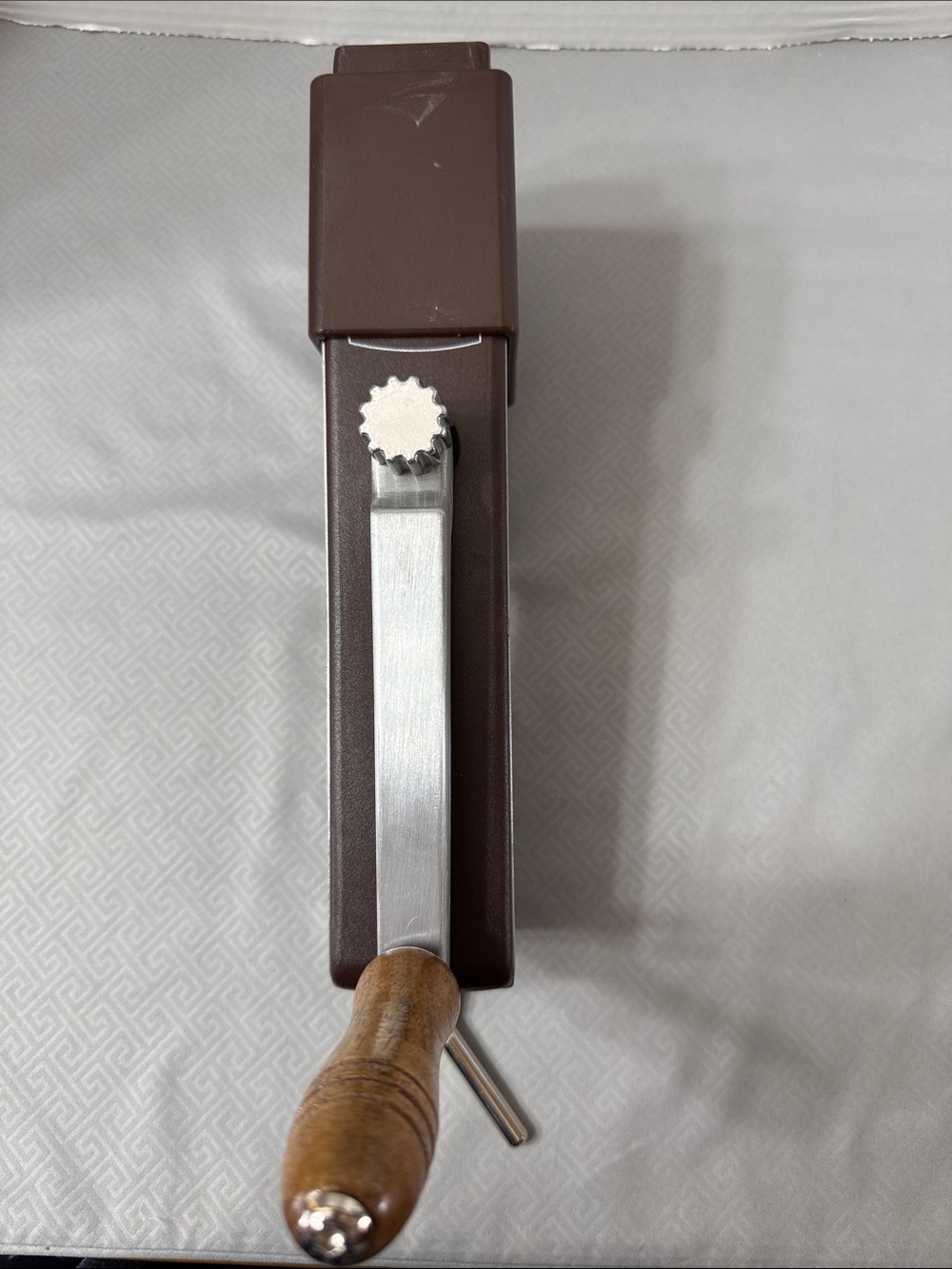Vtg  Back to Basics Manual Hand Crank Wood Handle Grain Mill Grinder Model #555 - Picture 5 of 14